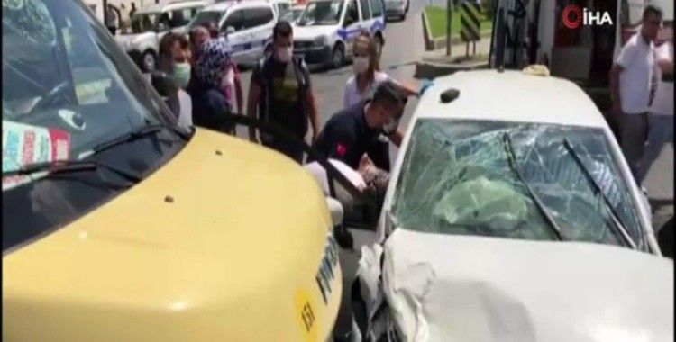 Esenyurt'ta yolcu minibüsü otomobile çarptı: 7 yaralı