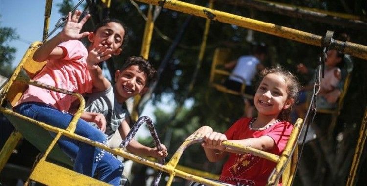 Gazzeliler zor koşullara rağmen bayram sevincini yaşıyor