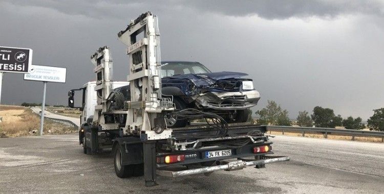 Otomobil ile kamyonet çarpıştı: 1 ölü, 5 yaralı