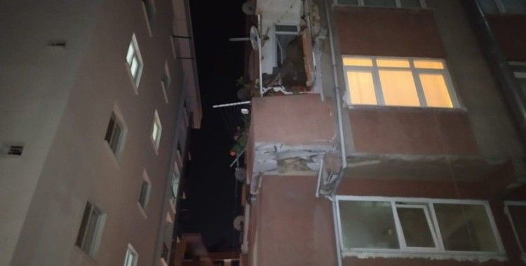 Bahçelievler'de yıkım kararı olan binanın balkonu çöktü: 1 yaralı