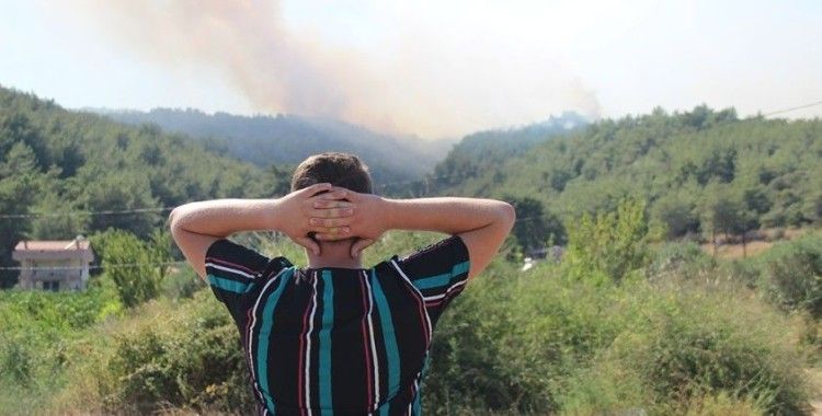 İzmir'deki orman yangınında alevler mahalleyi tehdit ediyor