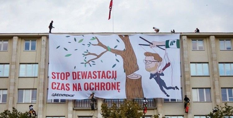 Polonya'da bakanlık çatısında eylem yapan çevreci aktivistlere gözaltı