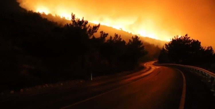 İzmir'deki yangın büyüyor: Siteler boşaltıldı