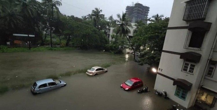 Mumbai'de şiddetli yağış sokakları göle çevirdi