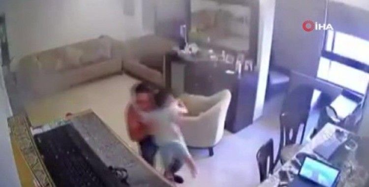 Lübnanlı babanın patlama anında oğlunu korumaya çalıştığı anlar kamerada