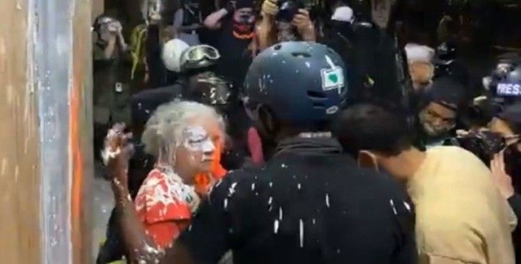 ABD'de göstericiler 2 yaşlı kadına saldırdı