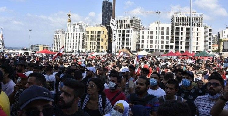 Lübnanlılar Beyrut Limanı'ndaki patlamadan sorumlu tuttukları yetkilileri protesto etti