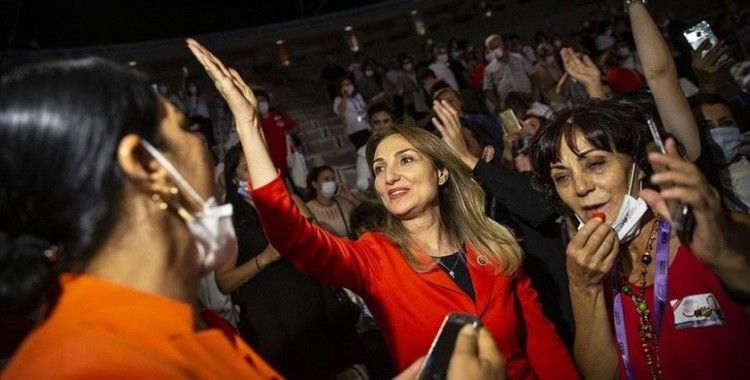 CHP Kadın Kolları Genel Başkanlığına Aylin Nazlıaka seçildi