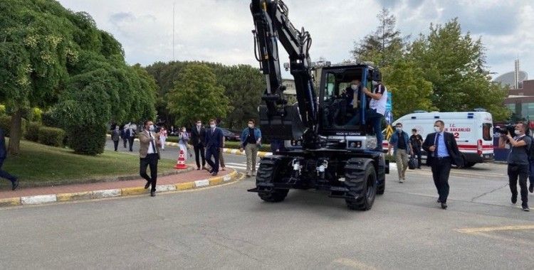 Cumhurbaşkanı Erdoğan, yerli ve elektrikli Ekskavatör'ü kullandı