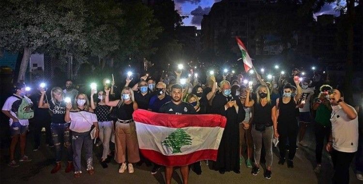 Lübnanlılar mum ve bayraklarla Beyrut Limanı çevresinde kurbanları anma töreni düzenledi