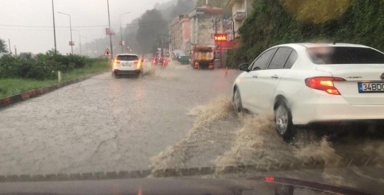 Rize'de şiddetli yağış yolları göle döndürdü