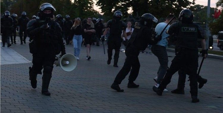 Belarus'taki protestoların ikinci gününde 2 binden fazla kişi gözaltına alındı