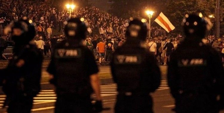 Belarus'un başkenti Minsk'te güvenlik güçleri sokakları terk etti
