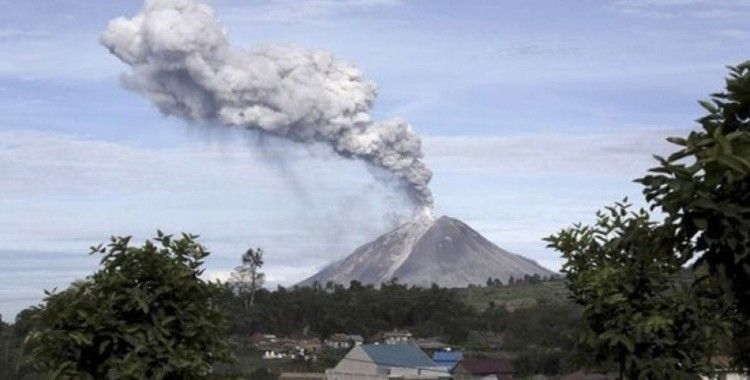Endonezya'da Sinabung Yanardağı'ndaki hareketliliğin ardından uçuş uyarısı