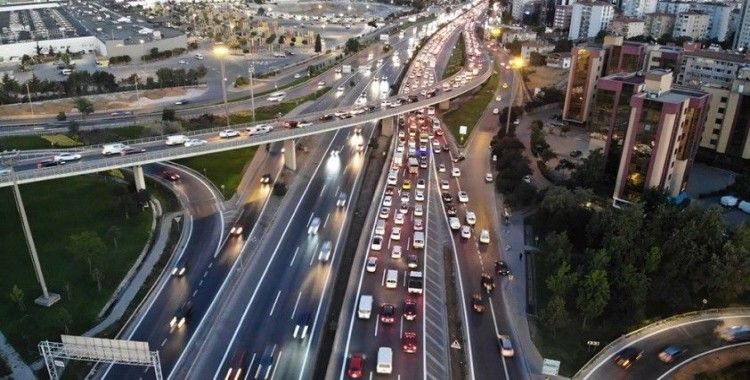 İstanbul'da trafik kilitlendi, yoğunluk yüzde 50'ye ulaştı