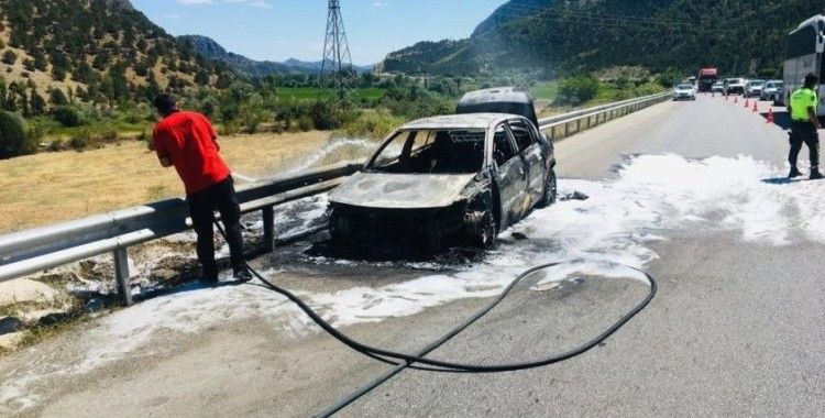 Osmancık'ta seyir halindeki araç yandı