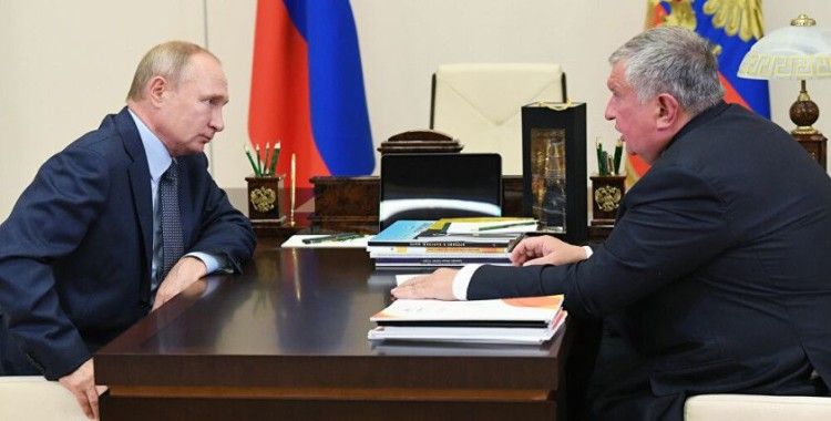 Rosneft Başkanı Seçin, Putin'e bir şişe petrol yağı hediye etti
