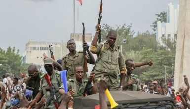 Mali'de askeri darbe devlet başkanının istifasıyla sonuçlandı