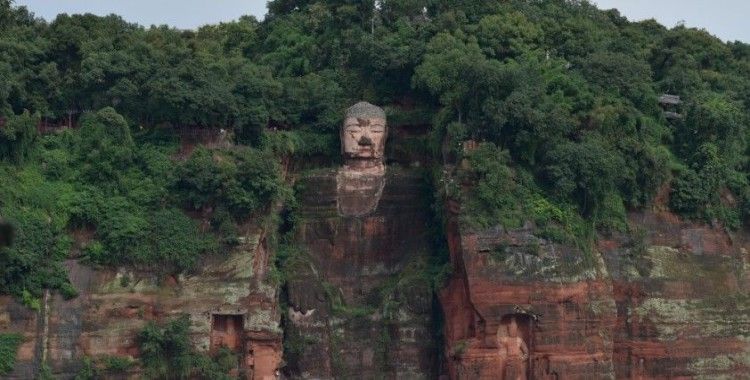 Çin'de sel suları dev Buda heykelinin ayaklarına ulaştı