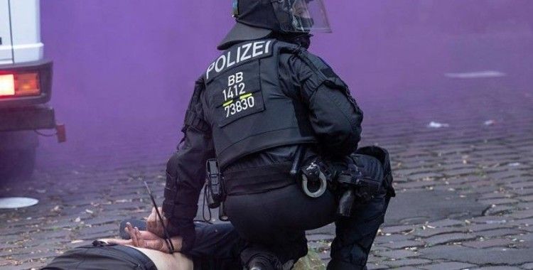 Almanya'da gözaltına aldıkları kişiye şiddet uygulayan üç polis görevden uzaklaştırıldı