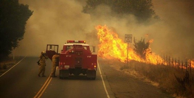 California kontrol altına alınamayan yangınlarla mücadele ediyor
