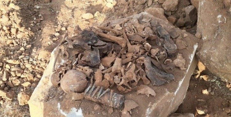 Atık su kanalı kazısında insan kemikleri, mermi ve çürümüş çarıklar bulundu
