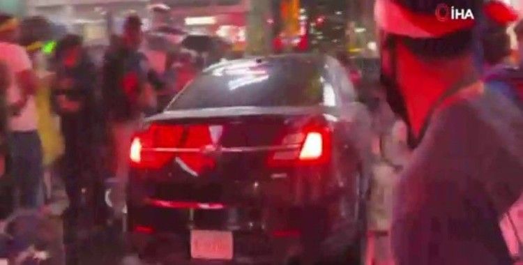 New York’ta bir kişi aracını protestocuların üzerine sürdü