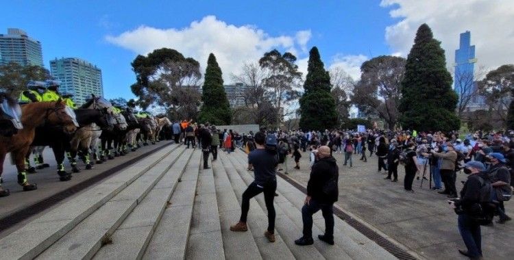 Avustralya'da Covid-19 kısıtlamaları ve hükümet protesto edildi
