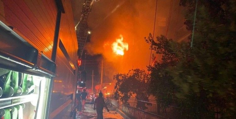 İzmir'de yangın dehşeti: 4 katlı bina yandı, anne ve bebeği kurtarıldı