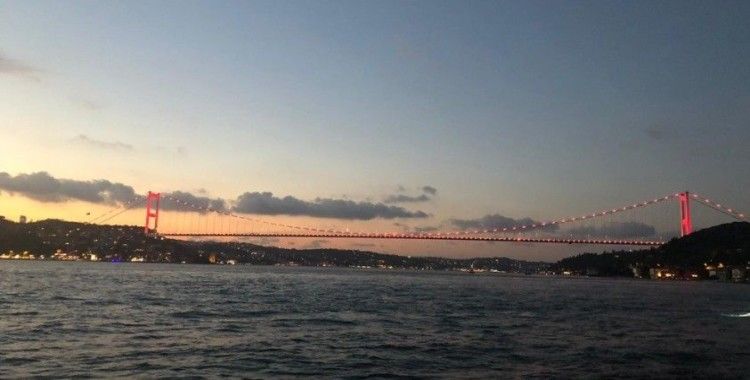 İstanbul'un köprüleri '7 Eylül Dünya Duchenne Farkındalık Günü' için kırmızıya büründü
