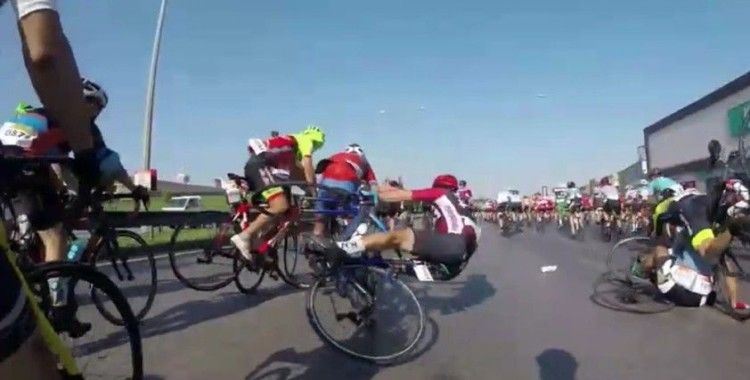 Dünyaca ünlü yarışta bisikletçilerin kazası kameraya böyle yansıdı
