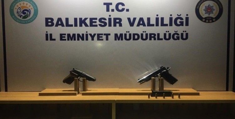 Balıkesir'de polis 15 silah ele geçirildi