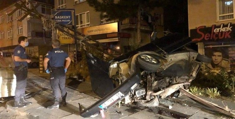 Ankara’da elektrik direğine otomobil çarptı: 2 yaralı
