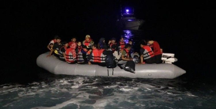 Motoru arızalanan bottaki sığınmacıları sahil güvenlik kurtardı