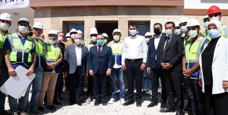 Bakan Kurum: Elazığ'da depremzedeler için inşa edilen 8 bin konutu yıl sonuna kadar teslim edeceğiz