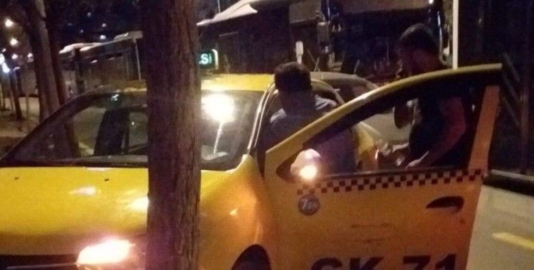 Direksiyon hakimiyetini kaybeden taksi sürücüsü duvara çarparak durabildi: 1 yaralı