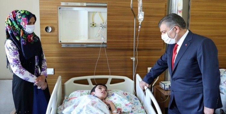 Sağlık Bakanı Koca, hastanede tedavileri devam eden çocukları ziyaret etti