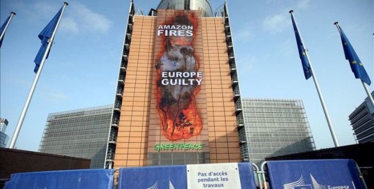 Greenpeace, Amazonlar'daki yangına dikkati çekmek için AB binasına afiş astı