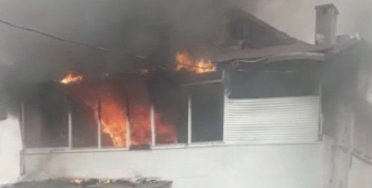 Bebek’te binanın çatısı alev alev yandı