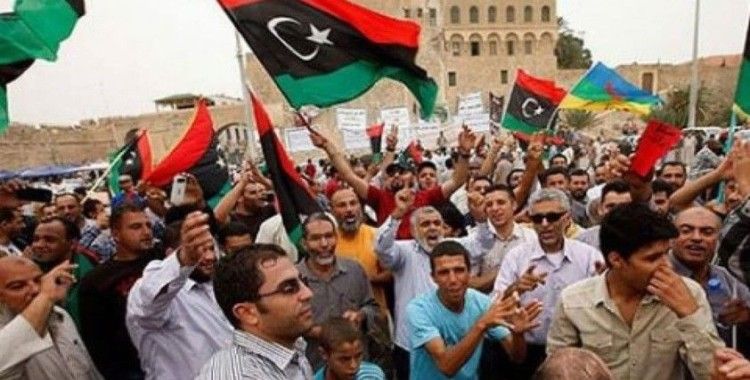 Libya'da halk sokaklara döküldü
