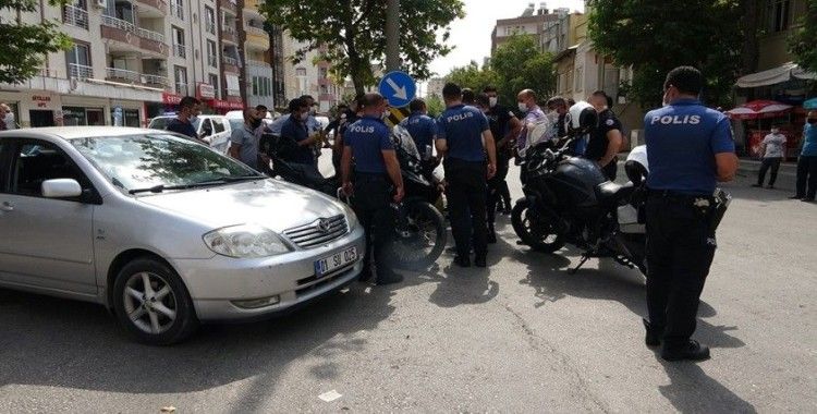 'Dur' ihtarına uymayanların peşine düşen polisler kaza yaptı