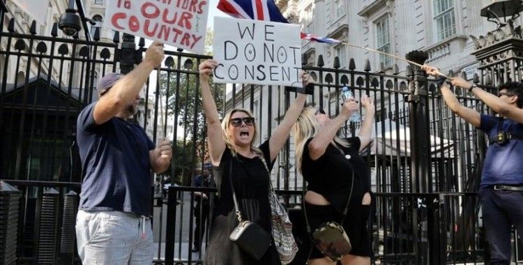 İngiltere'de 6'dan fazla kişinin bir araya gelmesinin yasaklanması protesto edildi
