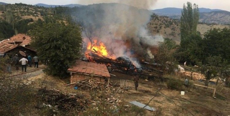 Bayat'ta 3 ev ve 1 samanlık yandı