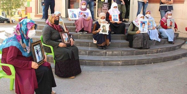 CHP heyeti önce HDP'yi sonra evlat nöbetindeki anneleri ziyaret etti, aileler duruma tepki gösterdi