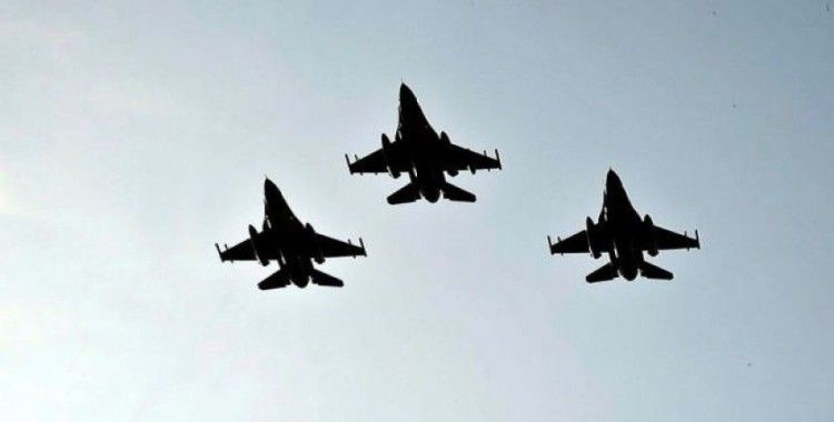 Türk F-16'ları ve Azerbaycan savaş uçakları Azerbaycan semalarında
