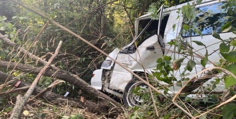 Maslak'ta feci kaza: Minibüs şarampole uçtu