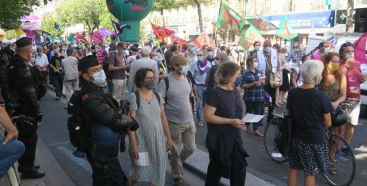 Paris'te hükümetin emekli maaşlarından kesinti yapma planına karşı protesto