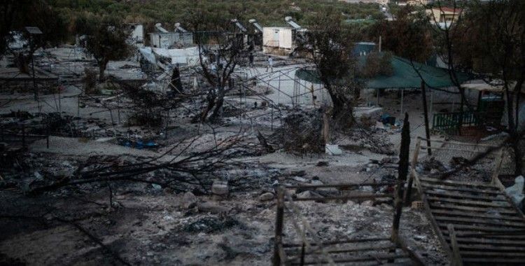 Moria'daki yangının ardından mülteciler geçici kurulan kampa götürülüyor