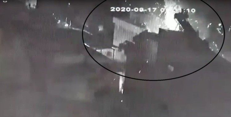  İzmir’de tüp bomba gibi patladı: 2 kişi yaralandı, araçlar hasar gördü