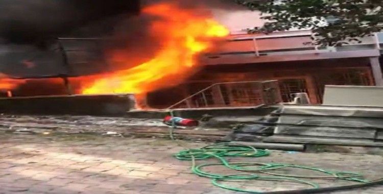 Beyoğlu’nda iş merkezinde yangın: Vatandaşlar kendini sokağa attı